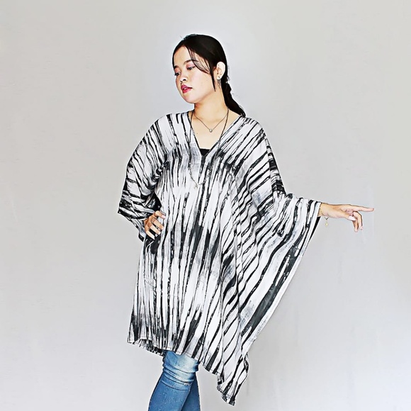 0124/ Black and White Medium Length Kaftan - Picture 9 of 11